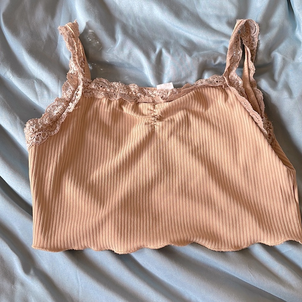 Cute crop top not to worn out it’s just pretty short on me 💔
